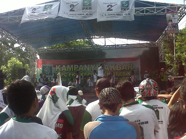 TERBUKA. Kampanye terbuka DPC PKB Gresik di Jalan Notoprayitno, kemarin.foto : shopii/bangsaonline