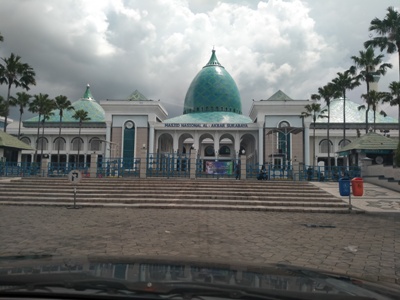 Masjid Nasional Al-Akbar Kota Surabaya tampak lengang hari ini, Jumat (17/4/2020). Biasanya parkir mobil meluber sampai di luar pagar masjid. foto: MA/ BANGSAONLINE.COM
