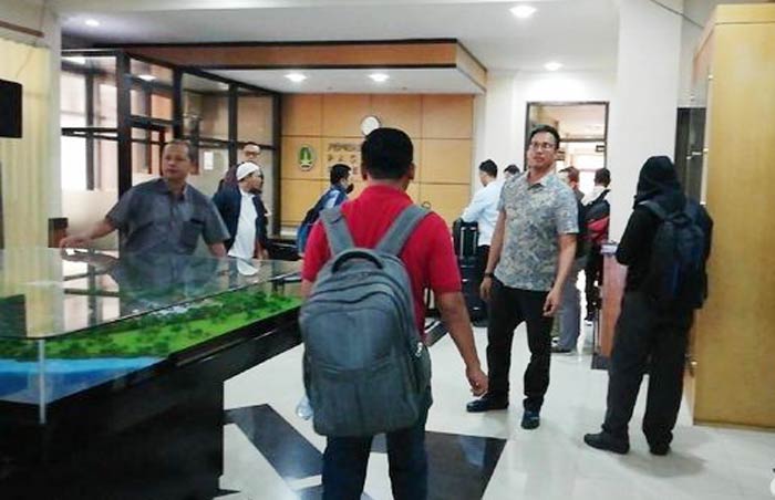 Tim penyidik KPK menggeledah sejumlah ruangan di kantor Pemkot Pasuruan.