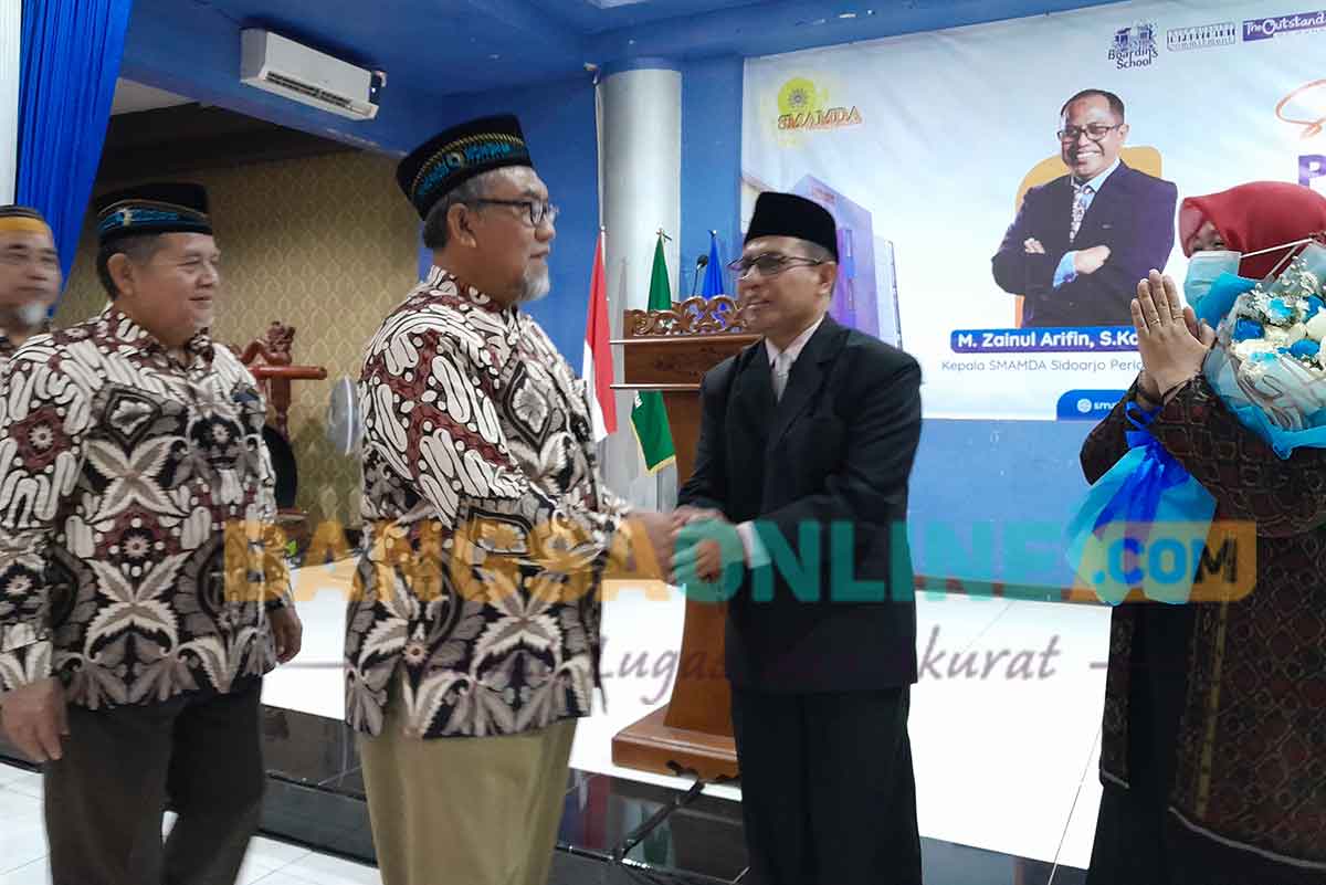 M Zainul Arifin mendapat ucapan selamat usai dilantik sebagai Kepala Smamda Sidoarjo, Kamis (24/11/2022). Foto: Mustain/BANGSAONLINE.com