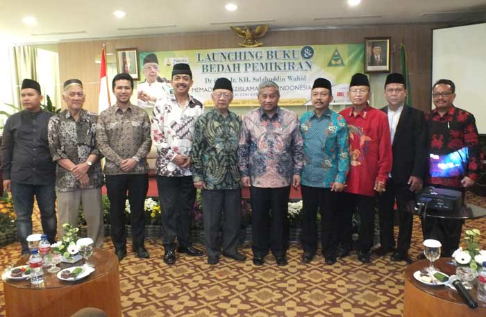 Gus Solah foto bersama M Nuh, Emil Dardak, Muzammil Syafii, dan HM Mas