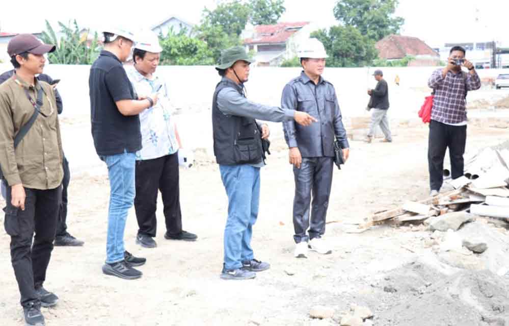 Ketua Komisi II DPRD Gresik Wongso Negoro saat sidak pembangunan sentra IKM di Desa Hulaan Menganti.