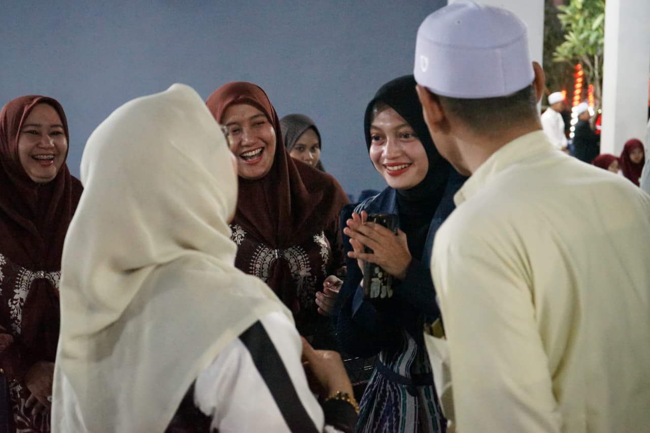 Wali Kota Kediri Vinanda Prameswati saat memberi salam kepada keluarga Almarhum KH. Imam Yahya Mahrus. (Ist). 
