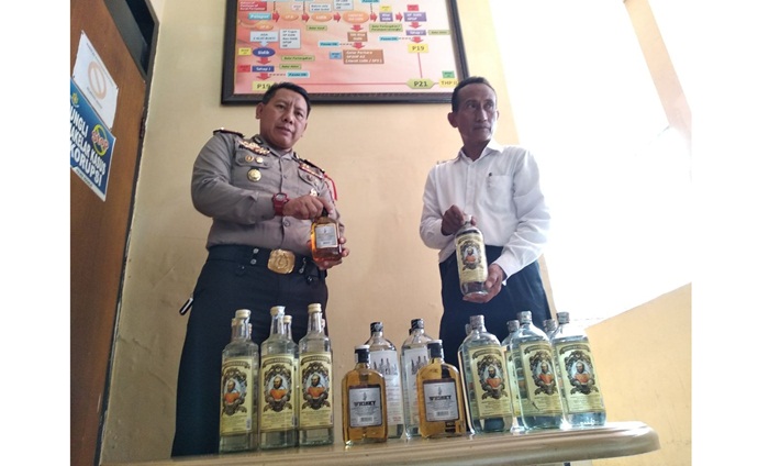 Petugas Polsek Sidoarjo Kota berhasil mengamankan puluhan botol miras.