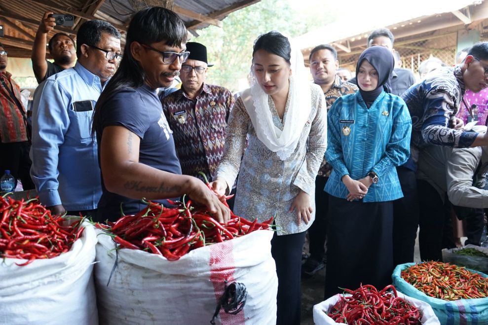 Wali Kota Kediri Vinanda Prameswati saat mendampingi kunjungan Wakil Menteri Perdagangan Dyah Roro Esti Widya Putri di Pasar Ngronggo