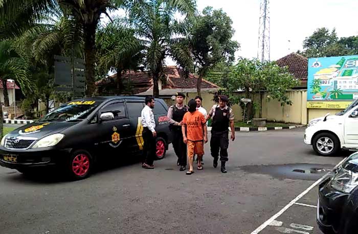 Lurah Garum ketika ditangkap Polres Blitar dalam OTT di rumahnya. foto: Akina Nur Alana/ bangsaonline.com 