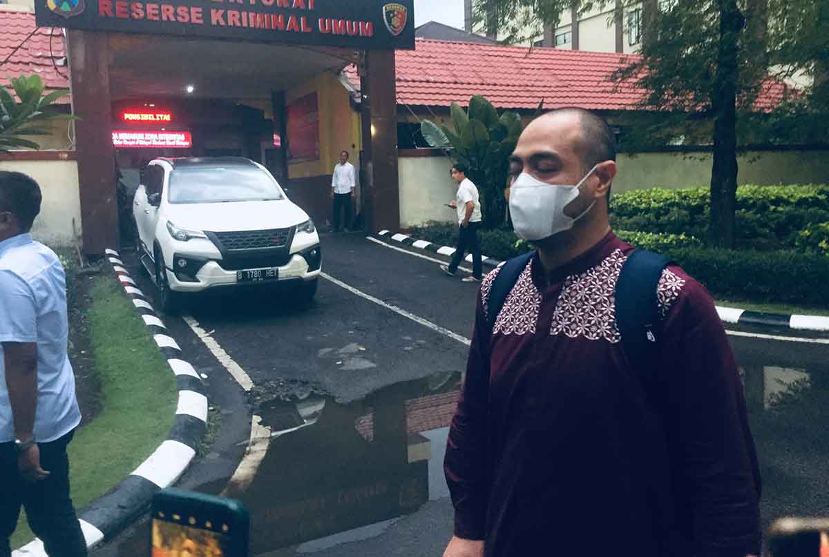 Ferry Irawan setelah diperiksa Polda Jatim. Foto: Ist