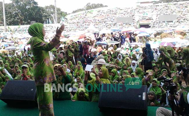 Khofifah saat melantunkan Sholatun Bisalamin Mubin. foto: BANGSAONLINE