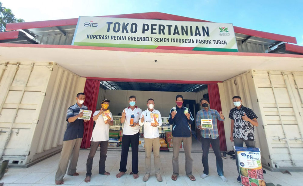 Sejumlah petani saat berada di depan koperasi milik Semen Indonesia Pabrik Tuban.
