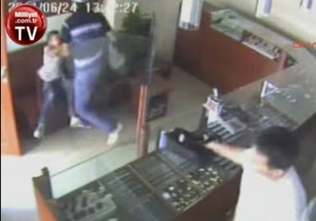 Aksi heroik bocah saat melumpuhkan perampok. foto: repro mirror.co.uk