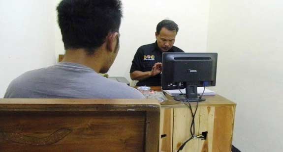 Pelaku dalam pemeriksaan petugas. foto: zainal abidin/ BANGSAONLINE