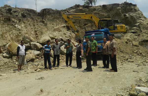 SEPI: Petugas gabungan saat merazia tambang ilegal di Desa Banyu Urip, Kecamatan Ngawi Kota. foto: zainal abidin/BANGSAONLINE