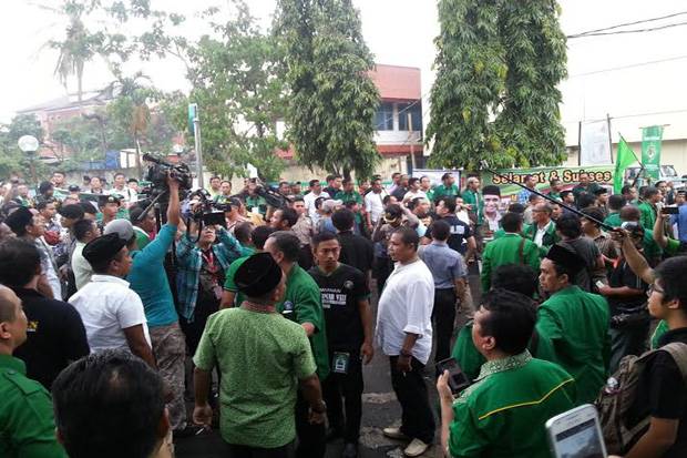 Suasana ricuh Muktamar PPP di Asrama Haji Pondok Gede, Jakarta Timur, Sabtu (9/4/2016).. Foto: sindonews.com