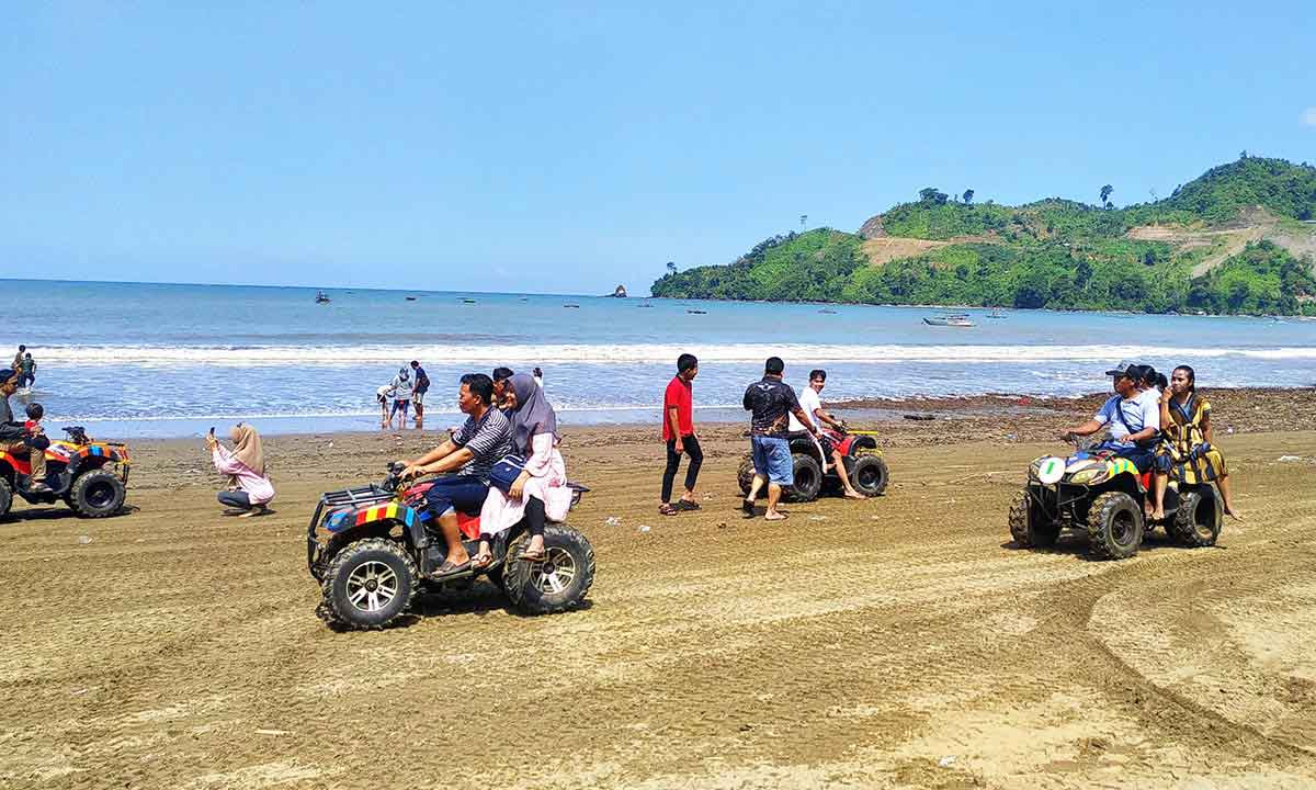 Wisatawan saat mengunjungi salah satu pantai di Tulungagung.