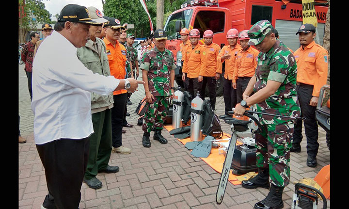 Wabup Nganjuk Marhaen, saat ingin mengetahui kesiapan alat mesin Senso yang dicek langsung oleh Dandim 0810 Nganjuk Letkol Kav Joko Wibowo. foto: BAMBANG/ BANGSAONLINE