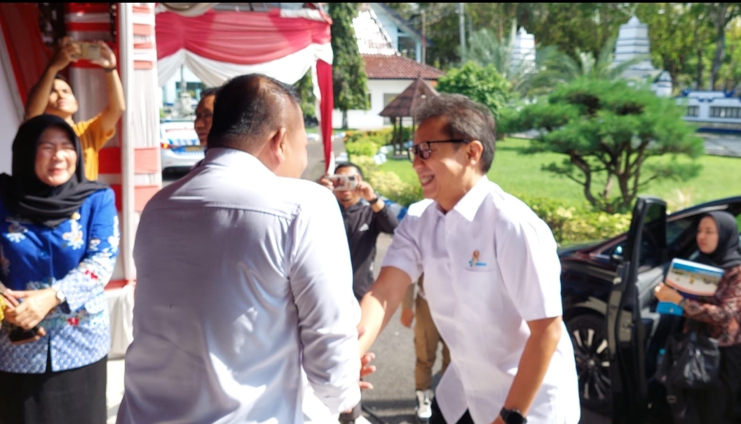 Menteri Kesehatan RI, Budi Gunadi Sadikin (kanan) saat diterima oleh Bupati Sampang, H. Slamet Junaidi di Pendopo Trunojoyo
