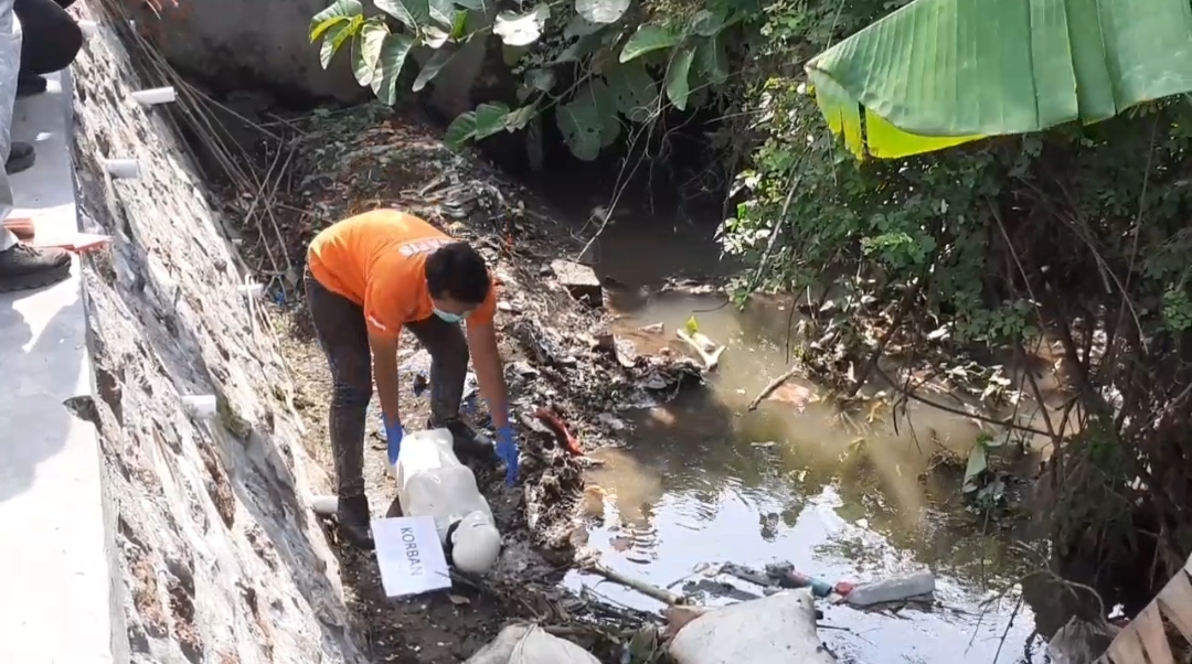 Salah satu adegan pembuangan jasad korban dalam rekonstruksi pembunuhan mahasiswi UMM