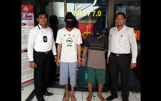 Dua tersangka saat diekspos Polres Gresik. foto: SYUHUD/ BANGSAONLINE