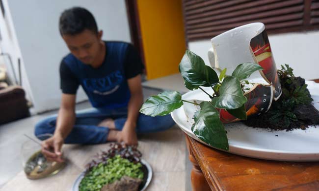 Mohamad Zaenal Arifin saat menunjukkan proses pembuatan wabikusa. foto: RONY SUHARTOMO/ BANGSAONLINE