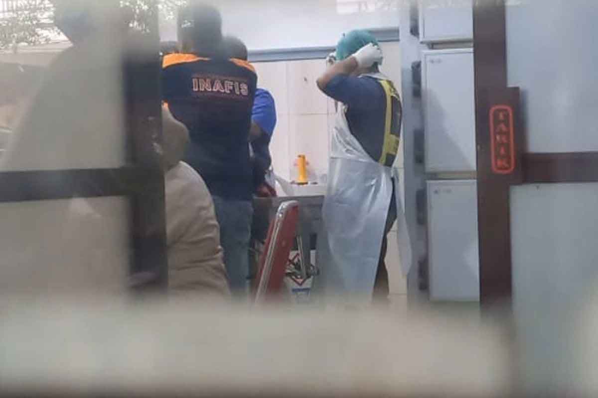 Tim Inafis Polres Jombang dan petugas medis saat melakukan pemeriksaan terhadap korban di RSUD Jombang. Foto: Kompas.com