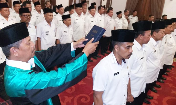 Sebanyak 8 pejabat saat dilantik di pendopo rumah dinas Bupati Pasuruan, Rabu (18/12).