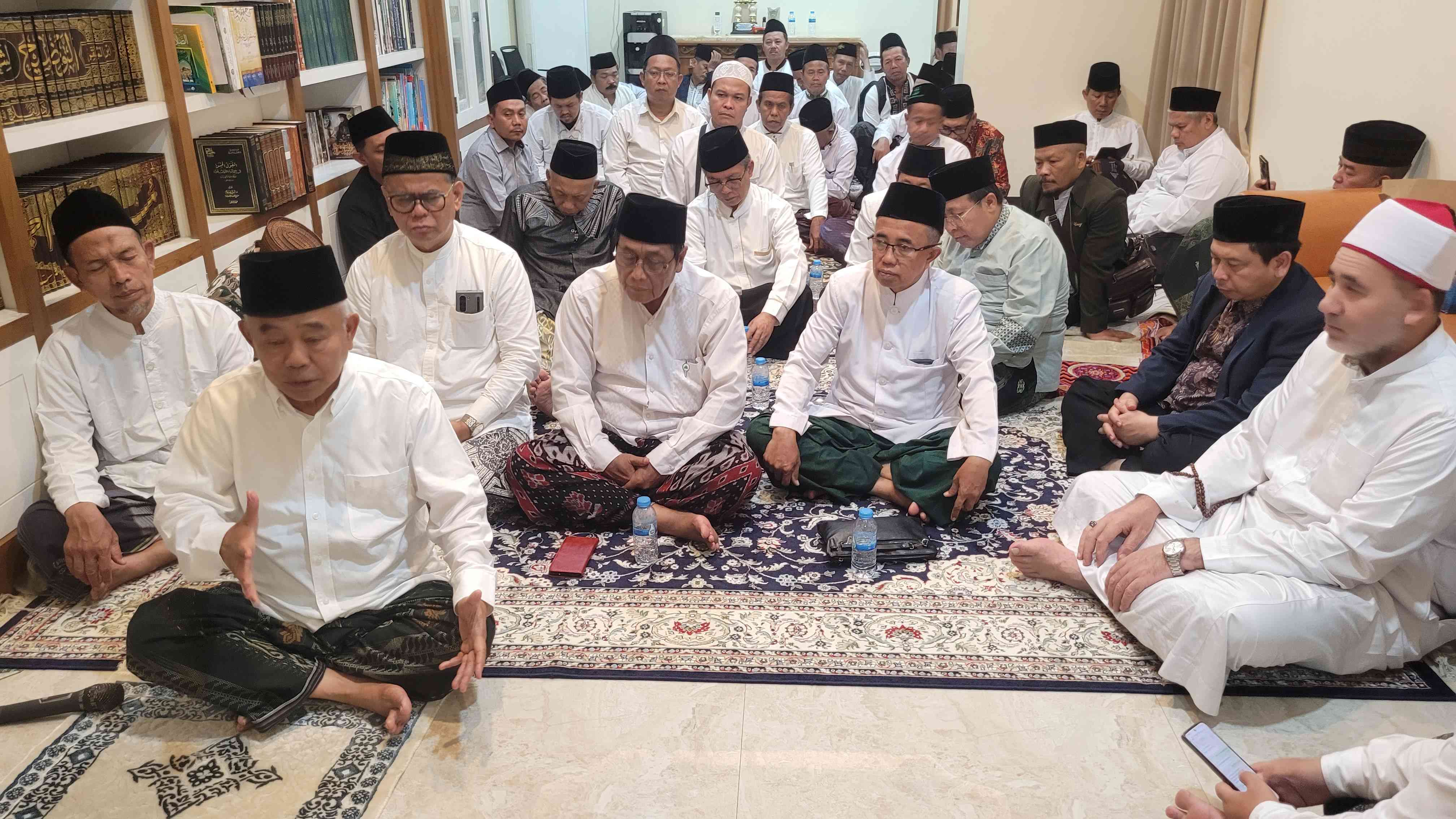  Prof Dr KH Asep Saifuddin Chalim, MA, saat memimpin shalat malam dan istighatsah di kawasan Pondok Pesantren Amanatul Ummah Jalan Siwalankerto Utara II Surabaya, Ahad (26/10/2025) malam. Foto: MMA/bangsaonline