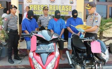 TANGKAP. Tiga pelaku pencurian kendaraan bermotor ditangkap petugas Satreskrim Polres Bojonegoro. Foto: Eky Nurhadi/BANGSAONLINE