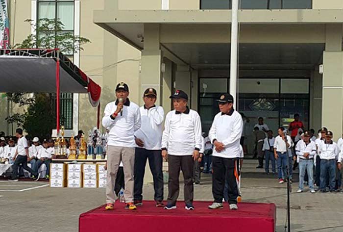 Bupati Irsyad Yusuf, Kadis Pendidikan Iswahyudi, Wabup Mujib Imron dan Sekda ketika memberangkatkan peserta jalan sehat.
