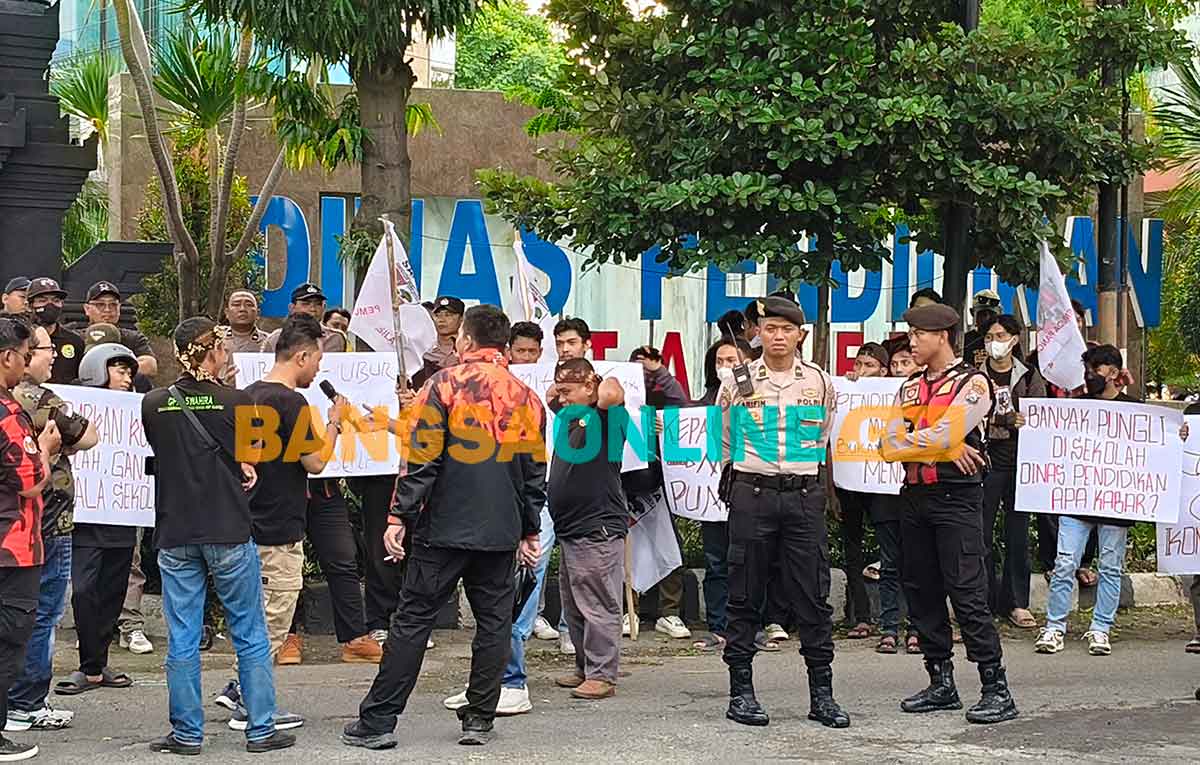 Puluhan aktivis saat menggelar demo di kantor Disdik Kota Kediri. Foto: MUJI HARJITA/BANGSAONLINE