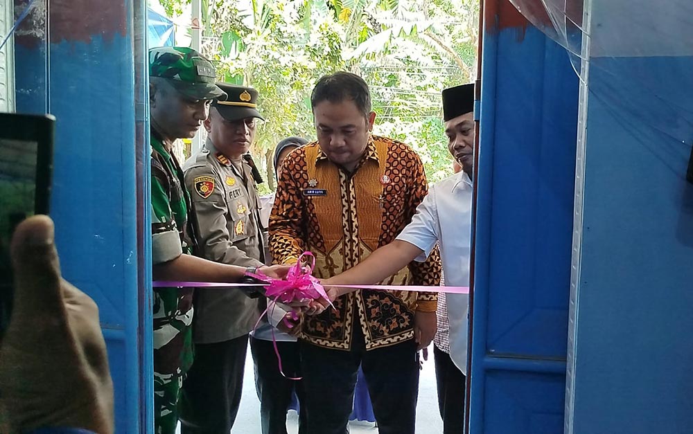 Ketua Yayasan Laili Izzatul Faiqoh, H. Subaidi, saat meresmikan SPPG di Kecamatan Kwanyar ditandai dengan pengguntingan pita.