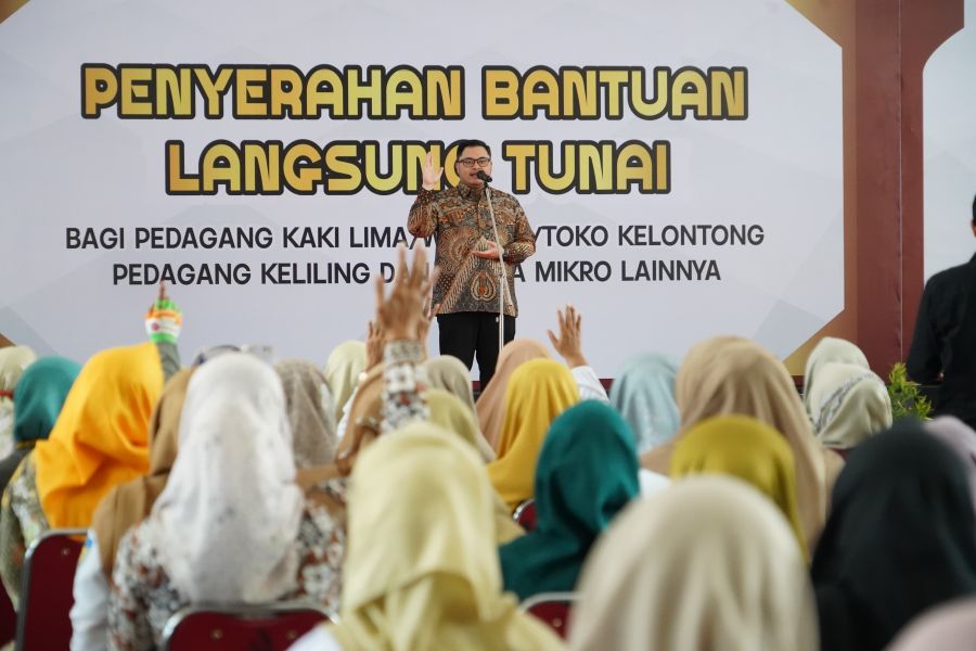 Bupati Kediri Hanindhito Himawan Pramana saat memberi sambutan