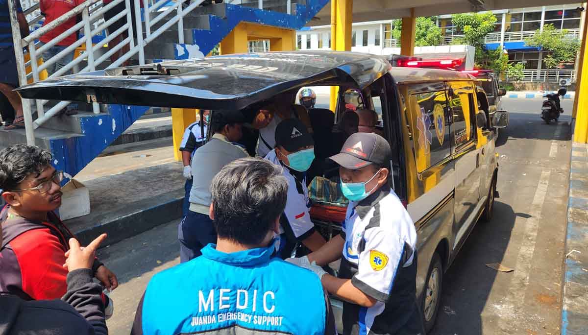 Petugas saat mengevakuasi korban di Terminal Bungurasih, Sidoarjo.