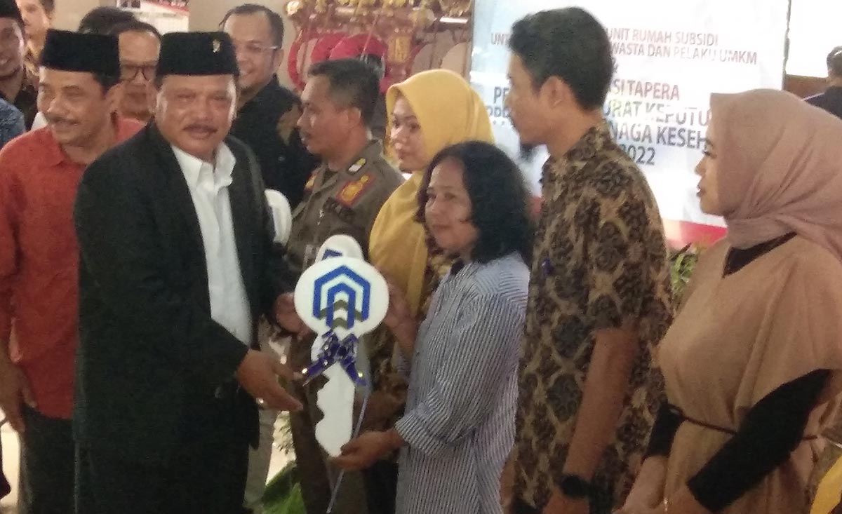 Bupati Nganjuk Marhaen Djumadi saat menyerahkan kunci rumah subsidi DP 0 rupiah secara simbolis kepada ASN dan pelaku UMKM. Foto: BAMBANG/ BANGSAONLINE 