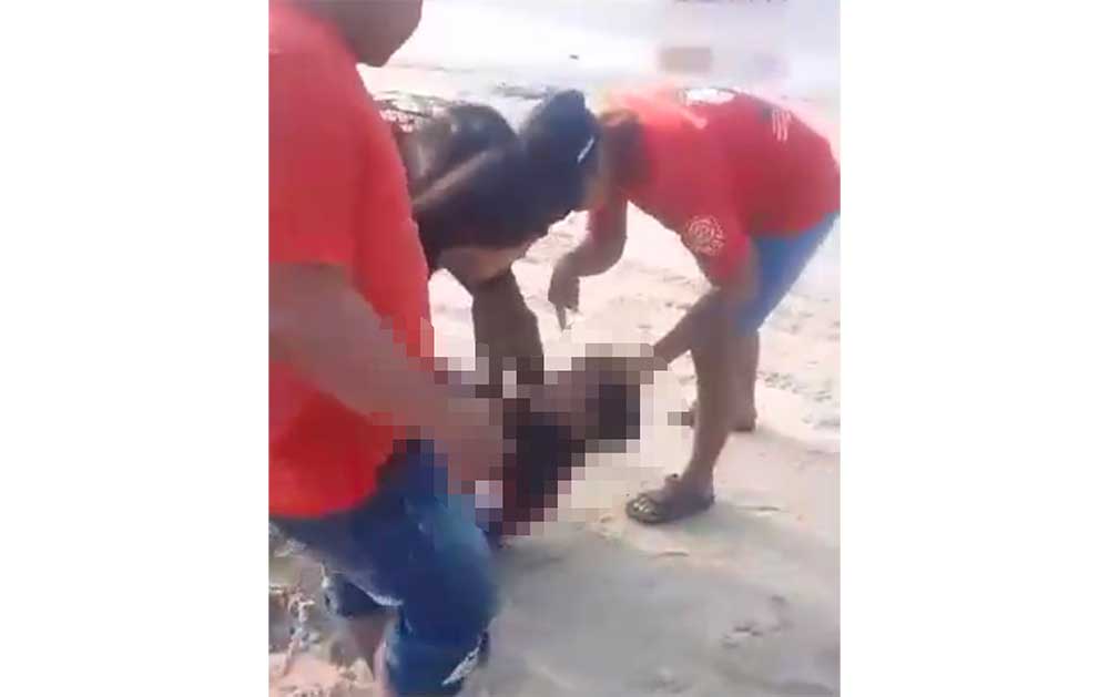 Aksi pengeroyokan antar pengunjung di Pantai Semilir Tuban.