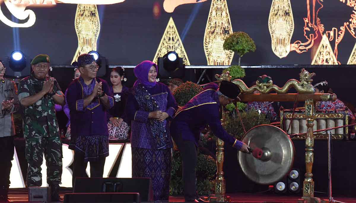 Wakil Wali Kota Kediri saat memukul gong sebagai tanda dimulainya acara. Foto: Ist