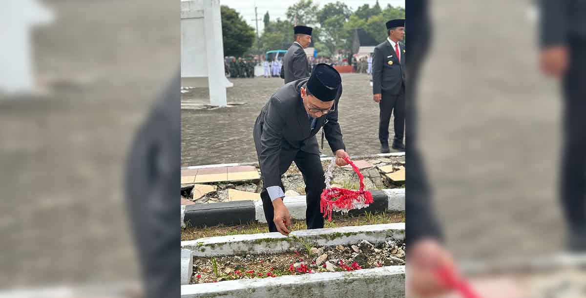 Ketua PN Bangkalan, Arie Andhika Adikresna, saat tabur bunga di Makam Pahlawan.
