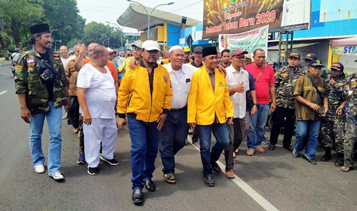 Yunus Ilyas (tengah), didampingi putra dan simpatisannya.