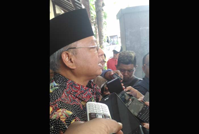Bupati Rendra Kresna memberikan keterangan usai diperiksa penyidik Polres Malang Kota. foto: BANGSAONLINE