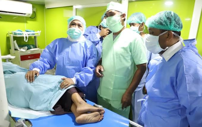 Gubernur Jatim, Khofifah Indar Parawansa saat turut partisipasi dalam Program Yankes Brgerak Tahan 1. Foto: Ist.