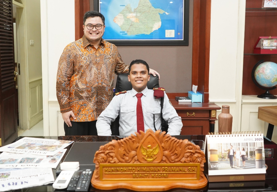 Bupati Kediri Hanindito Himawan Pramana dan Kelvin yang duduk di kursi Bupati Kediri itu. (Ist)