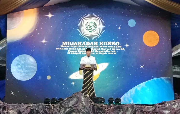 Menpora RI Imam Nahrowi saat sambutan dalam mujahadah kubro di Kedung Lo Kota Kediri.
