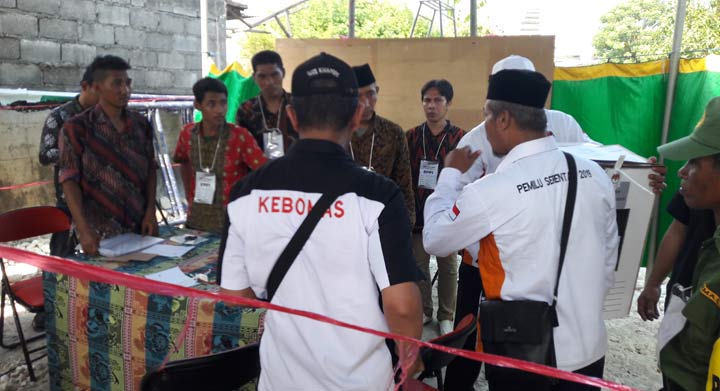 Suasana penghitungan hasil coblosan di salah satu TPS. foto: SYUHUD/ BANGSAONLINE