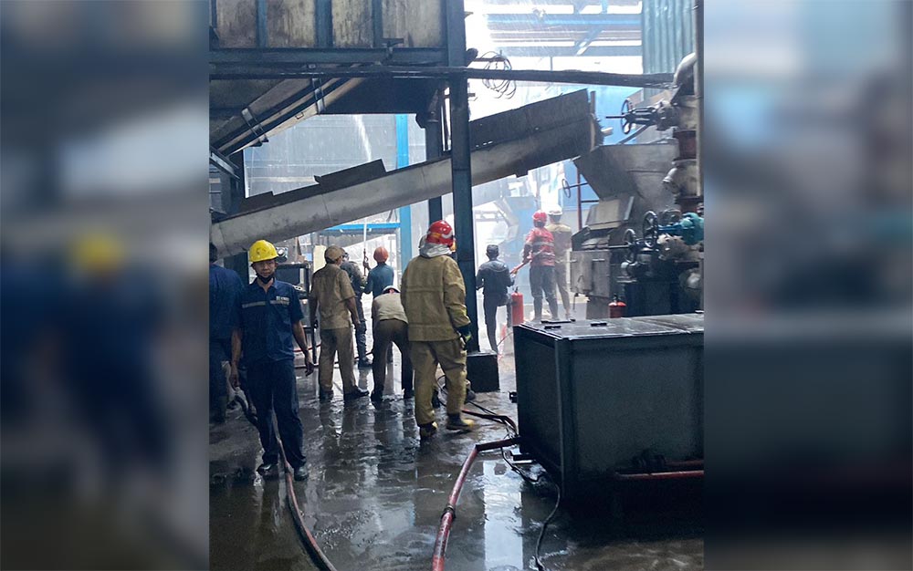 Petugas Damkar Gresik berjibaku memadamkan kobaran api yang membakar mesin blower pabrik minyak goreng PT Batara Elok Semesta Terpadu. Foto: Ist.