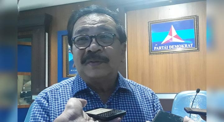 Dr. Soekarwo, Ketua DPD Partai Demokrat Jatim saat memberi keterangan pers di DPD Partai Demokrat Jatim, Jl. Kertajaya, Surabaya. foto: DIDI ROSADI/ BANGSAONLINE