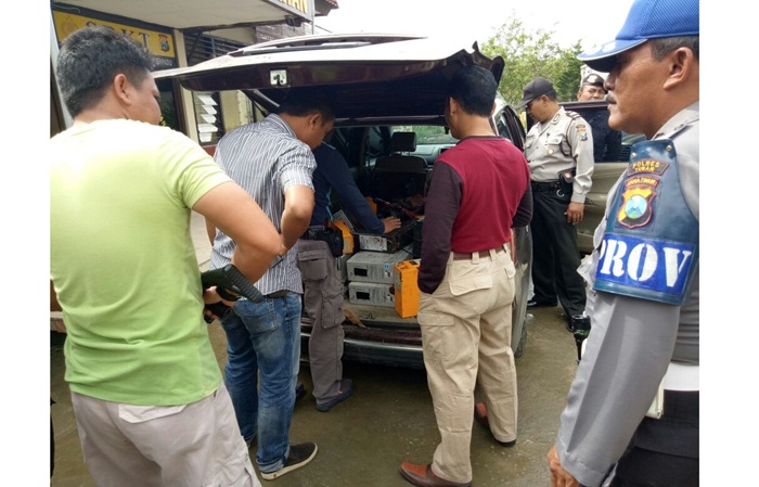 Petugas Polsek Singgahan, Tuban sedang mengamankan mobil berikut barang curiannya berupa baterai tower dari beberapa provider.