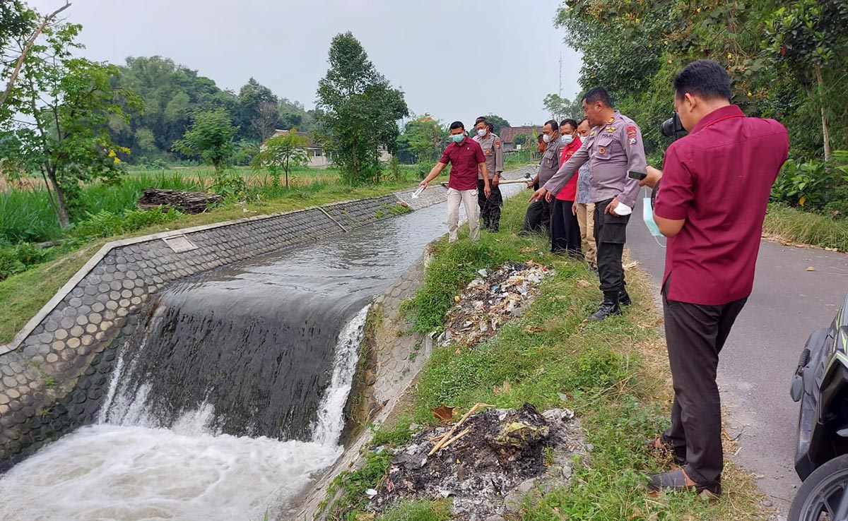 Petugas saat melakukan olah TKP di Sungai Dusun Semanding, tempat korban AB ditemukan tenggelam. Foto: Ist.