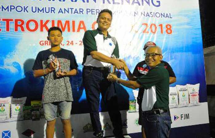 Direktur Teknik & Pengembangan (Dirtekbang) PT Petrokimia Gresik Arif Fauzan menyerahkan piala kepada pemenang. foto: syuhud/ bangsaonline. 