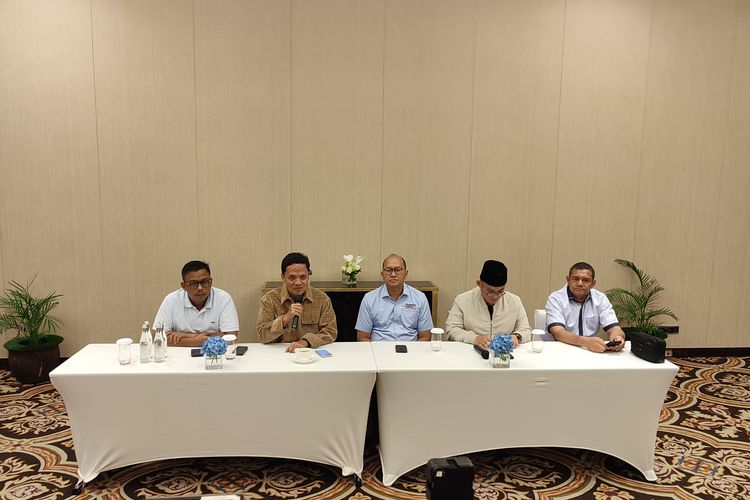 Tampak Tim Kampanye Nasional (TKN) saat konferensi pers membantah pemberitaan tentang dugaan suap yang dilakukan Menhan Prabowo Subianto dalam pembelian 12 pesawat tempur Mirage 2000-5 dari Qatar,di Hotel Fairmont, Jakarta, Sabtu (10/2/2024). Foto: Kompas