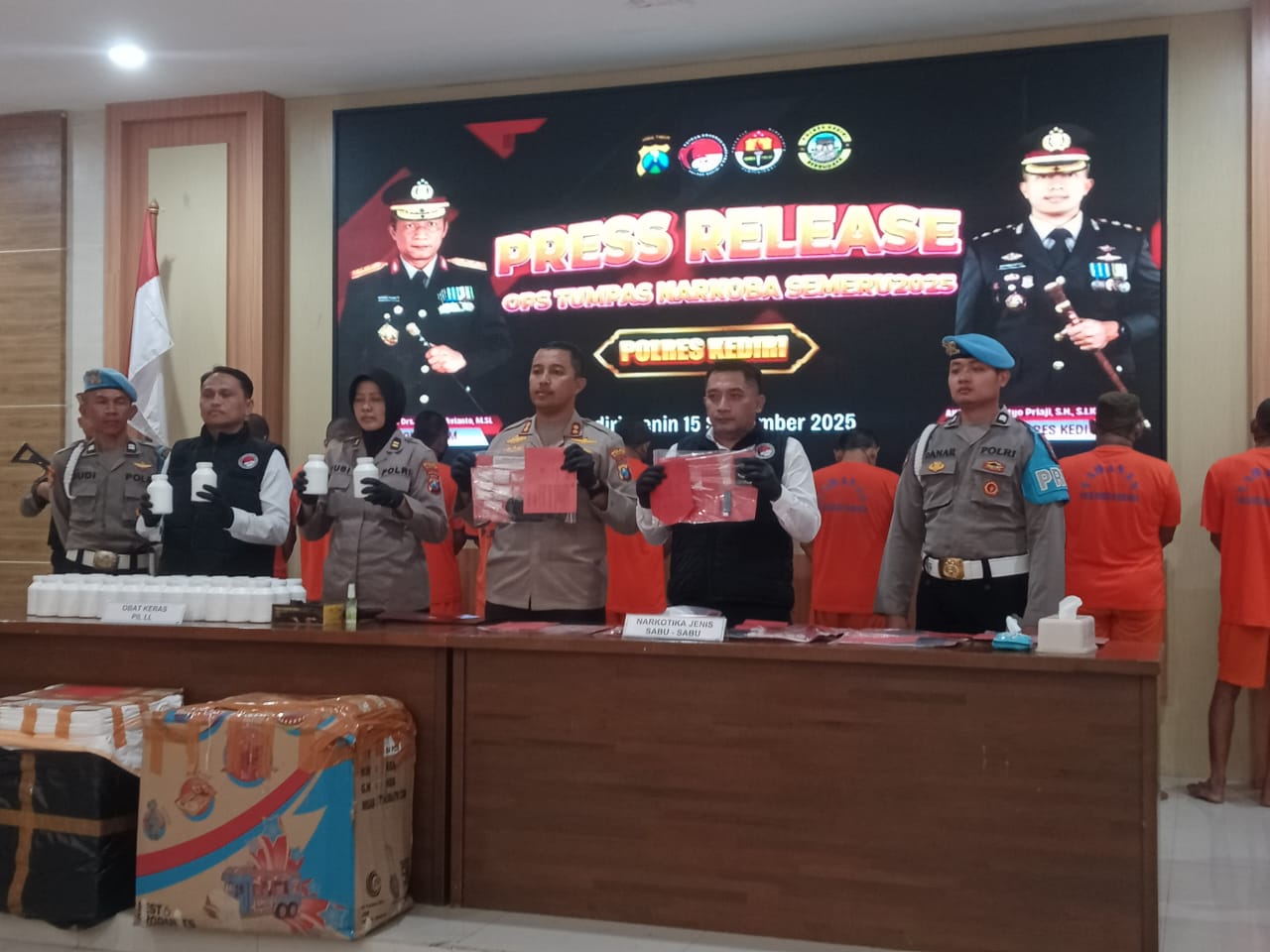 Kapolres Kediri AKBP Bramastyo Priaji bersama jajaran saat menunjukkan barang bukti. (Ist)