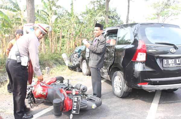 Petugas saat mengevakuasi kendaraan yang terlibat kecelakaan beruntun. (foto: soewandito/BANGSAONLINE)
